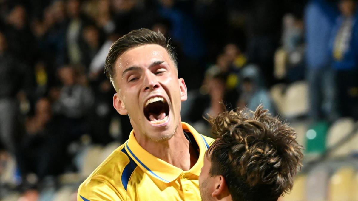 Il Frosinone vince e aggancia il Monza: la corsa alla Serie A è più aperta che mai