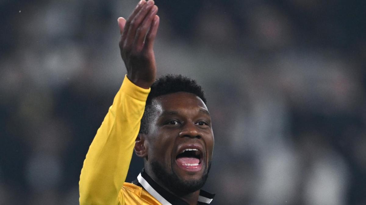 Napoli-Udinese, Kabasele espulso dopo la revisione al VAR: l'episodio