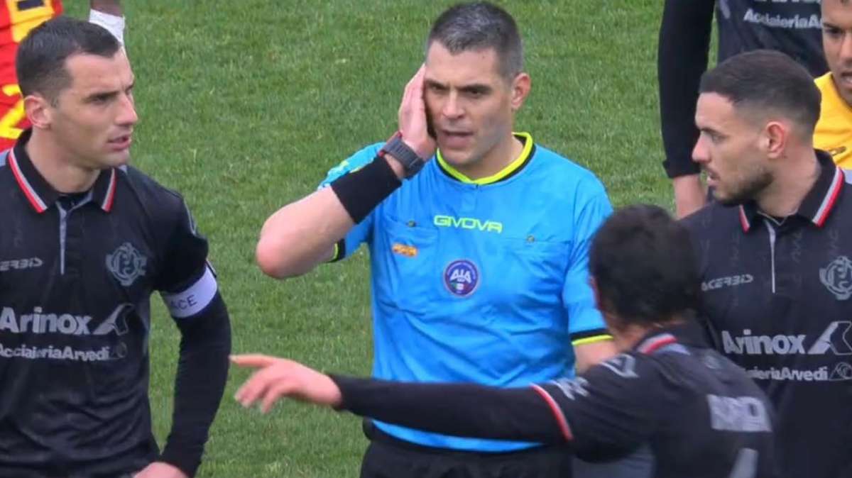 Prima un gol annullato, poi le proteste: succede di tutto nel finale di Lecce-Cremonese