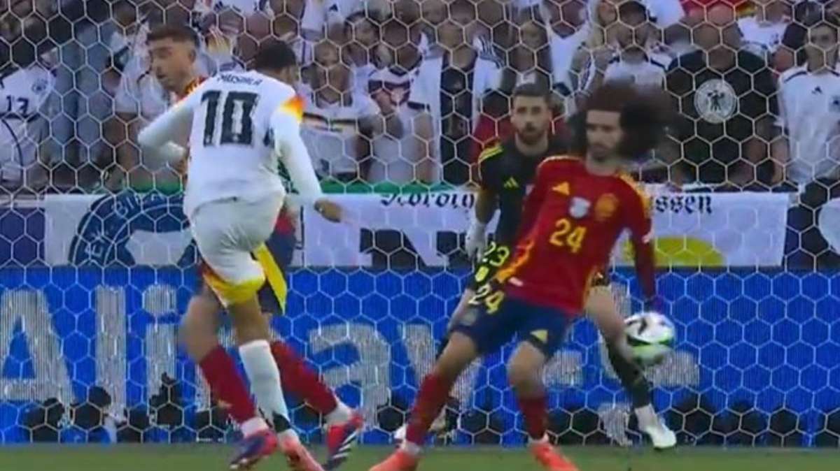 Mani di Cucurella, ma Taylor non dà rigore: l'analisi