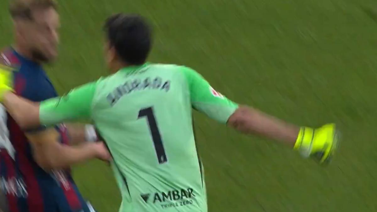 Real Zaragoza, follia di Andrada contro l'Huesca: prima l'espulsione, poi il pugno a un avversario