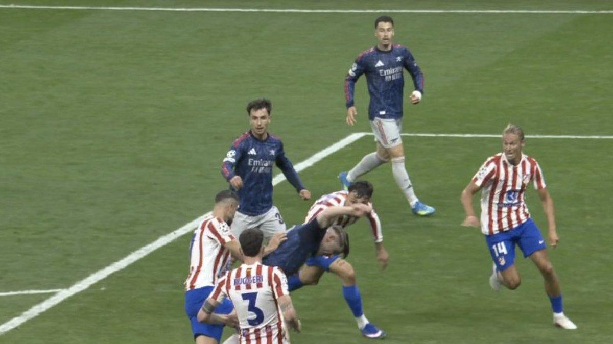 Rigore per l'Arsenal 43' del primo tempo: la dinamica dell'episodio