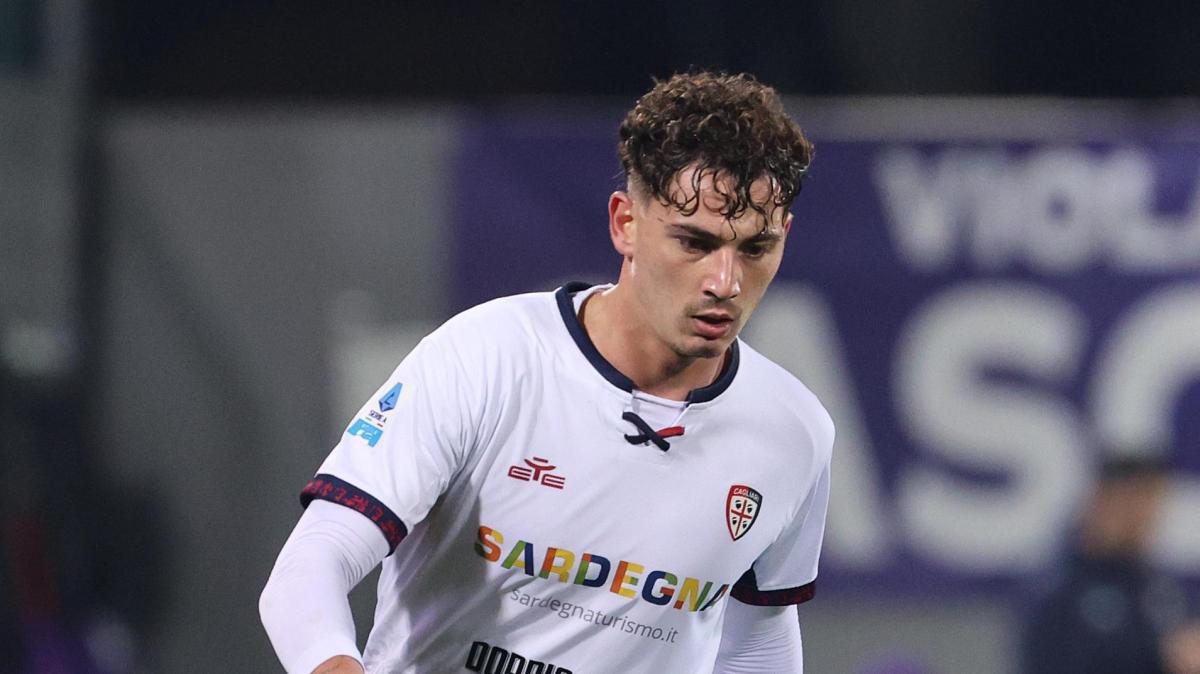 Tocco di mano di Idzes e rigore per il Cagliari: Sebastiano Esposito non sbaglia