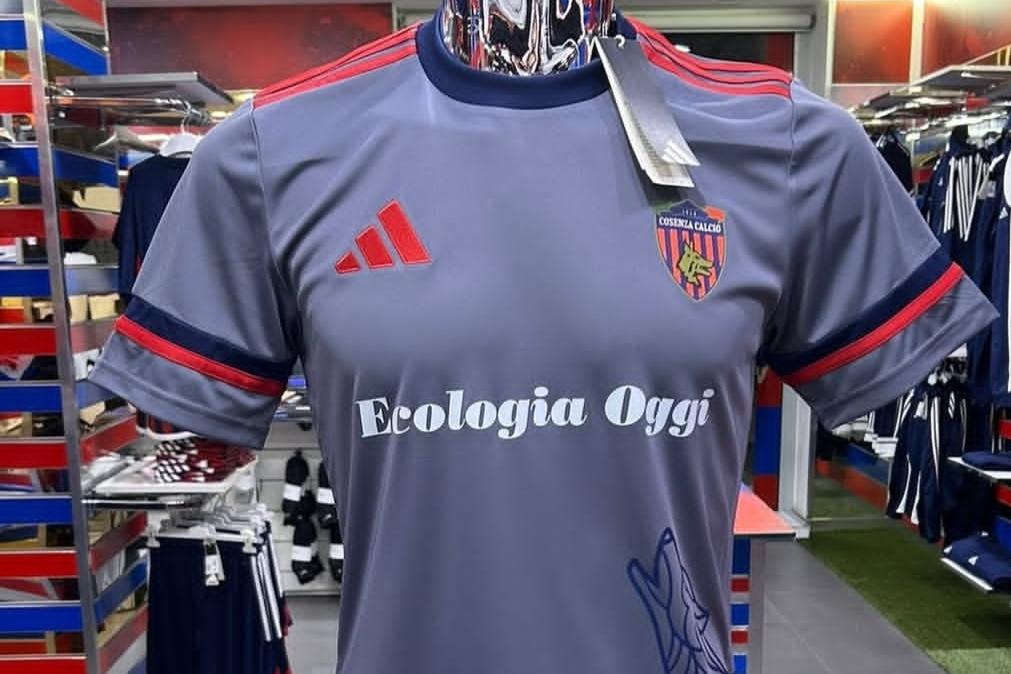 Cosenza, presentata la terza maglia tra lupo e tradizione 