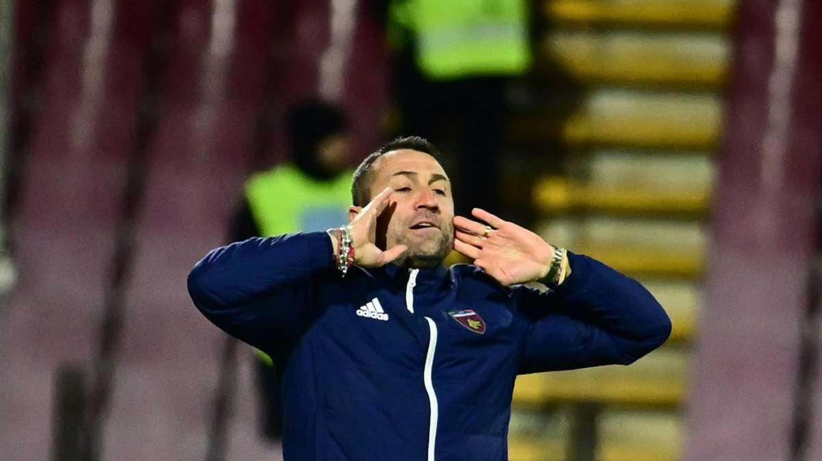 Cosenza, Buscè avverte: “Benevento squadra da numeri pazzeschi, servirà sacrificio collettivo”