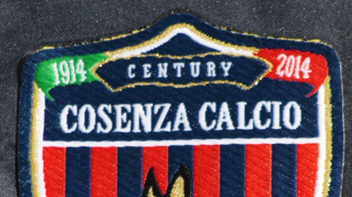 Cosenza, fine stagione amara ai playoff: il club ringrazia squadra, staff e tifosi e rilancia per il futuro 