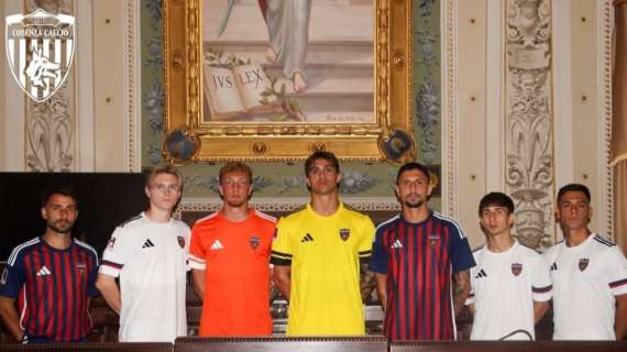 Cosenza, presentate le maglie per la stagione 25/26