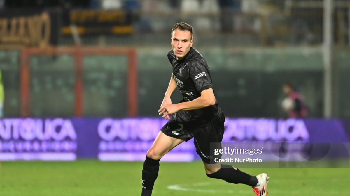 Crotone, saluta Leo: il difensore in prestito al Pontedera 