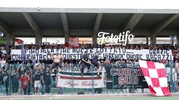 “Questa gente vi rende onore”: il messaggio d'amore dei tifosi amaranto 