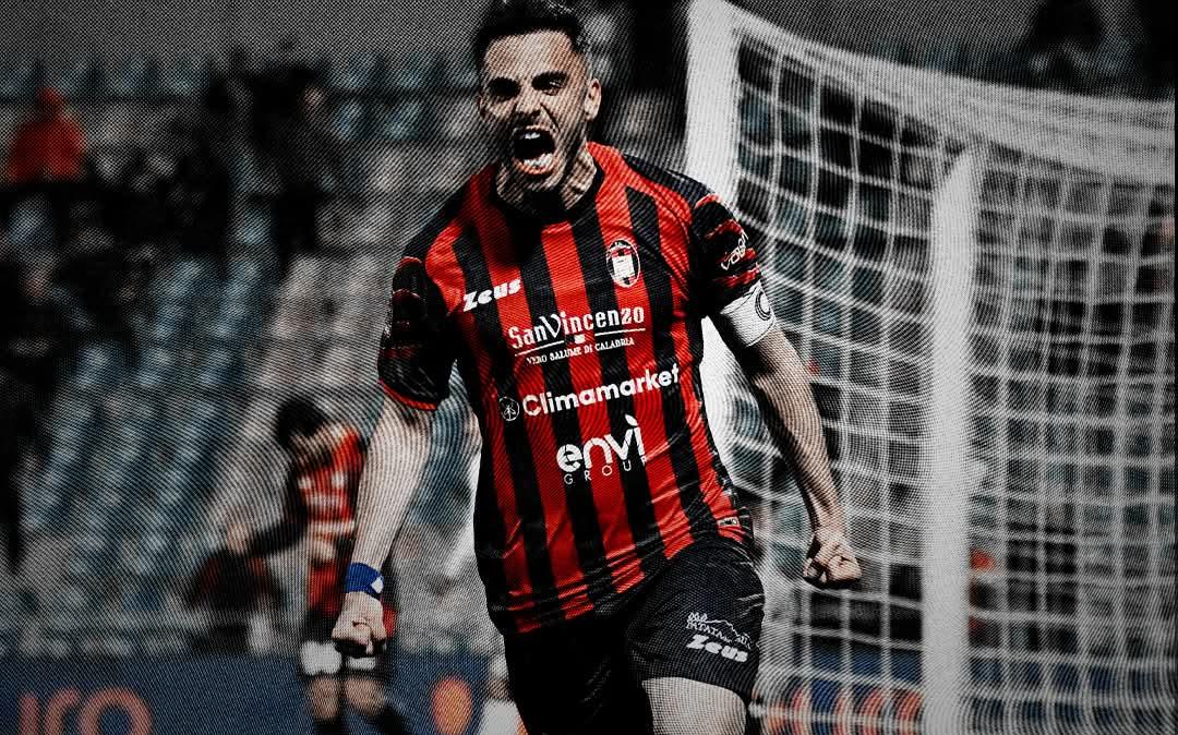 Gomez trascina il Crotone: doppietta e 2-0 alla Cavese