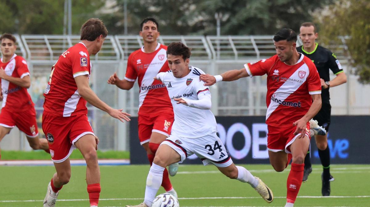 Cosenza da urlo: battuto il Benevento e agganciato il terzo posto. Florenzi svela il segreto del gruppo di Buscè