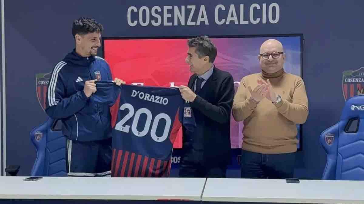 Cosenza, festa grande per D’Orazio: 200 presenze e un tributo speciale al suo cuore rossoblù