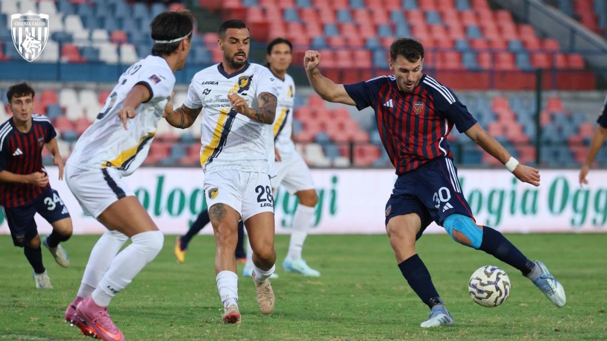 Mazzocchi trascina il Cosenza e accende la sfida col Benevento: “Siamo in un grande momento, non vogliamo fermarci”