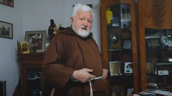 Cosenza, lutto al braccio contro il Monopoli: il commovente omaggio a Padre Fedele