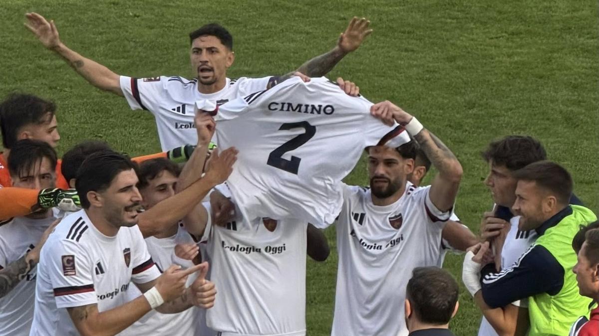 Il Cosenza vince e dedica la vittoria a Cimino | FOTO