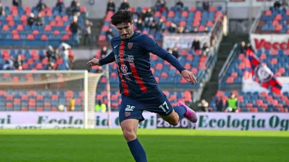 Cosenza, blindato il muro mancino: Caporale rinnova fino al 2027 e vive la sua stagione della rinascita