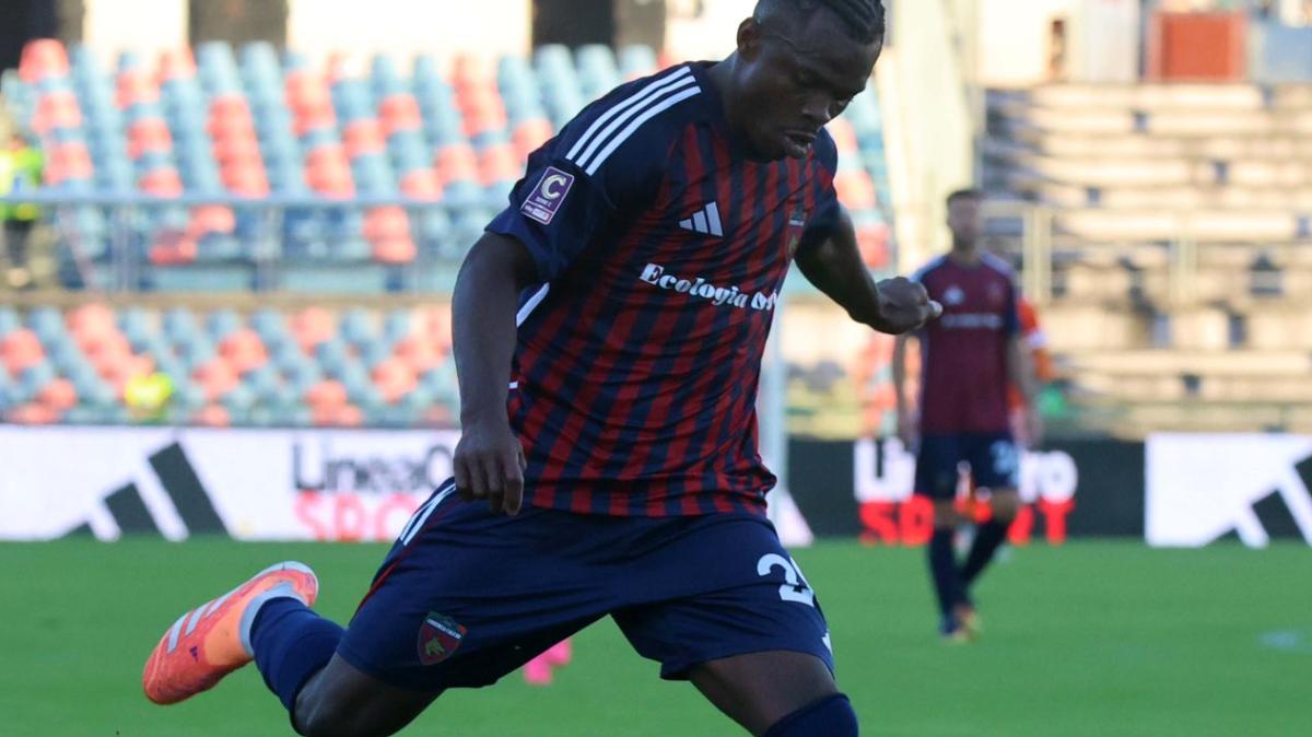 Cosenza, ritorna Ecologia Oggi sulle maglie: il main sponsor riporta la mente alla B