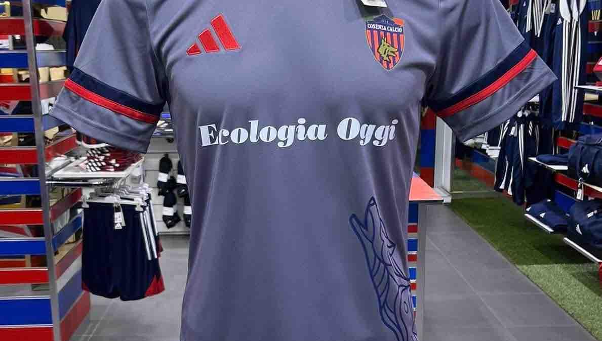 Cosenza, presentata la terza maglia della stagione
