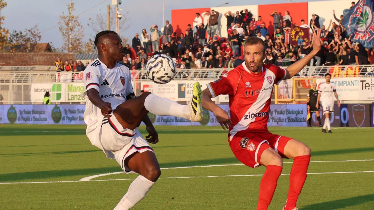 Cosenza, rabbia rossoblù: errori arbitrali clamorosi penalizzano ancora la squadra di Buscè