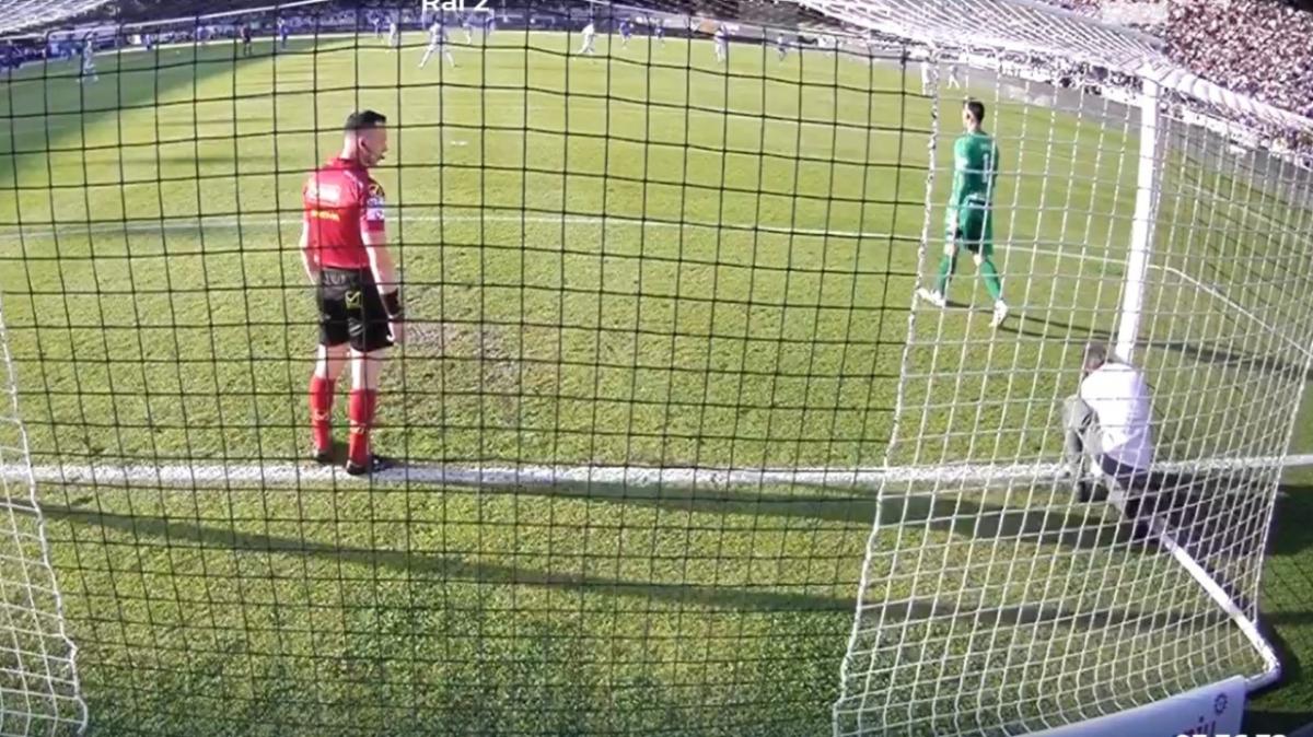 Ascoli-Union Brescia: buco nella rete e secondo tempo iniziato in ritardo