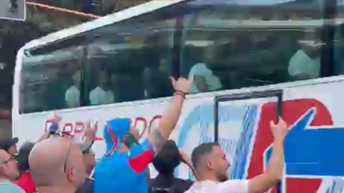 Catania, fischi all'arrivo del pullman al Massimino