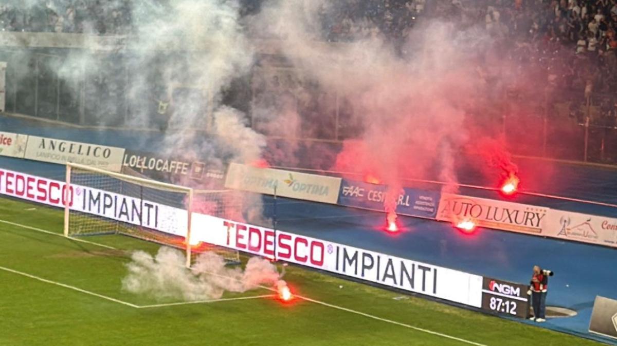Catania-Ascoli: gioco sospeso per cinque minuti a causa di fumogeni in campo
