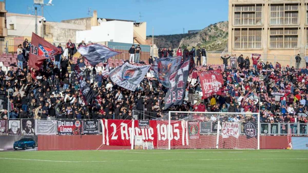 Trapani, i tifosi a sostegno della squadra | lacasadic.com