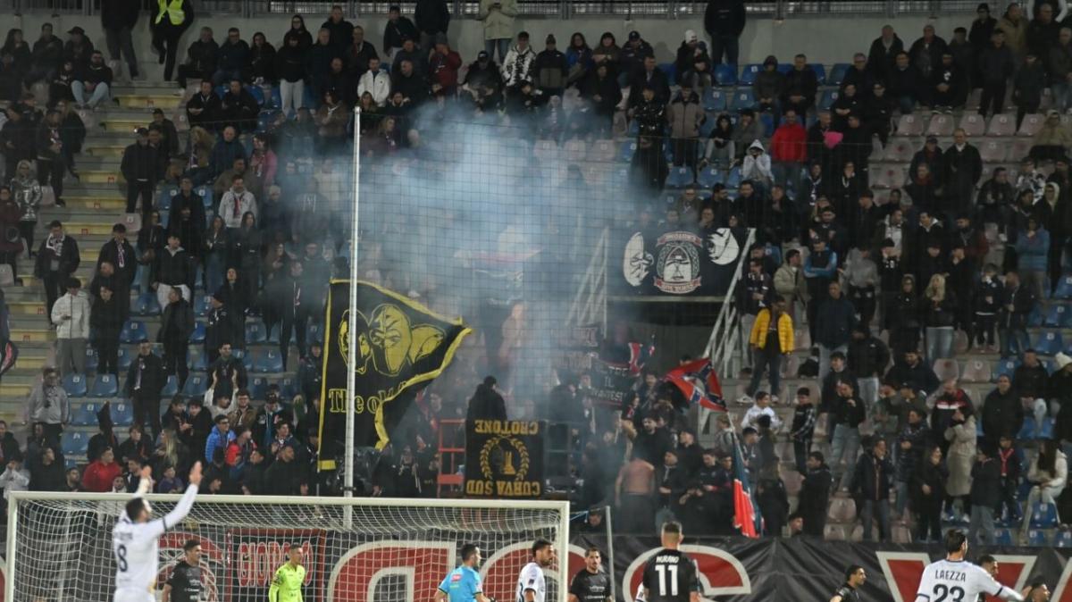Casertana-Crotone, la decisione del Giudice Sportivo sul presunto caso di razzismo: "Non sono emersi elementi, nessuno ha confermato l'episodio"