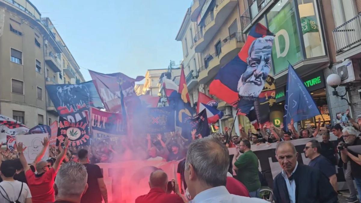 Cosenza, tifosi contro la società: corteo in città per protestare