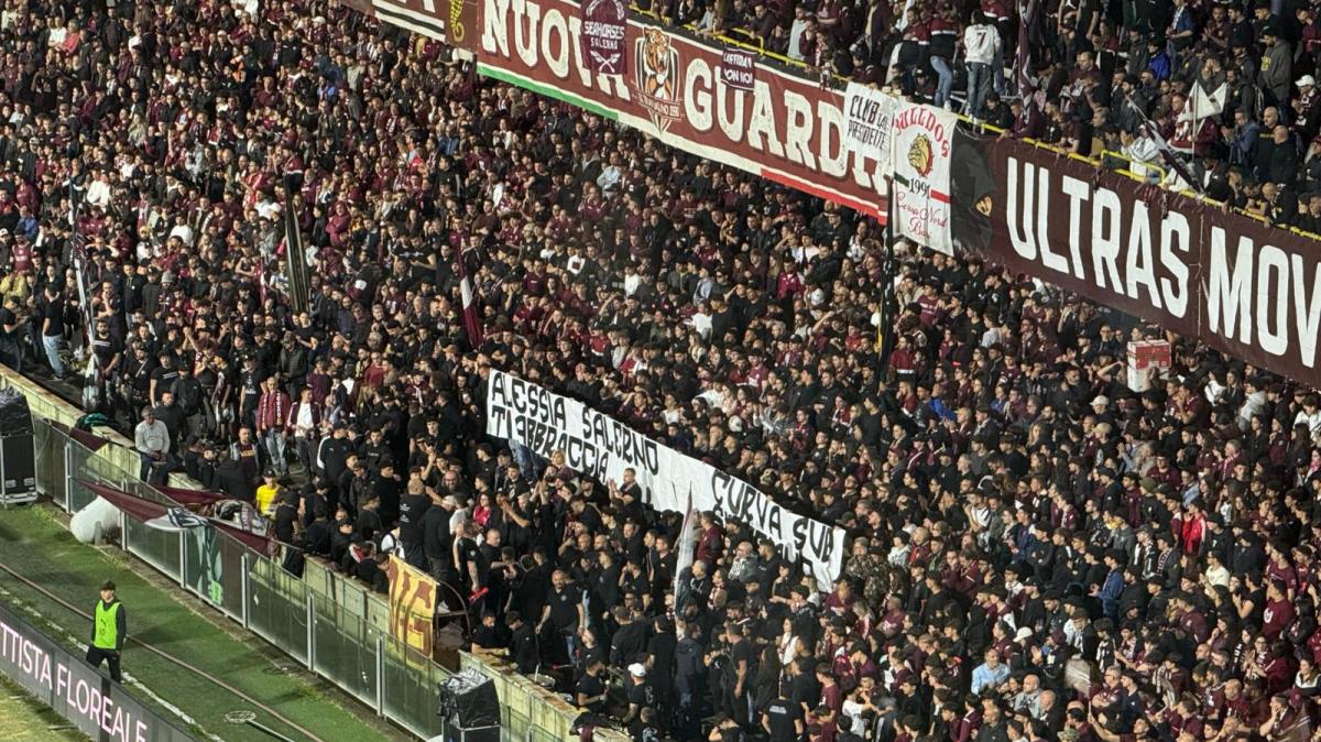 Salernitana, la Curva Sud saluta Alessia: lo striscione per la piccola tifosa del Palermo