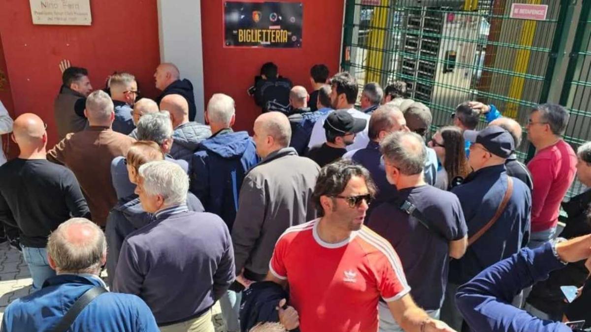 Potenza, che entusiasmo: tifosi già in fila per i biglietti del match di ritorno dei playoff