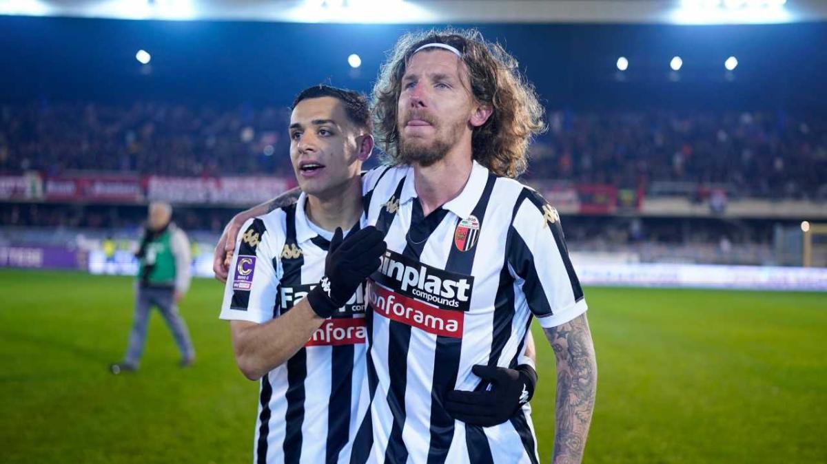 Arezzo-Ascoli: finale incandescente, rigore nel recupero e gol vincente di Corazza