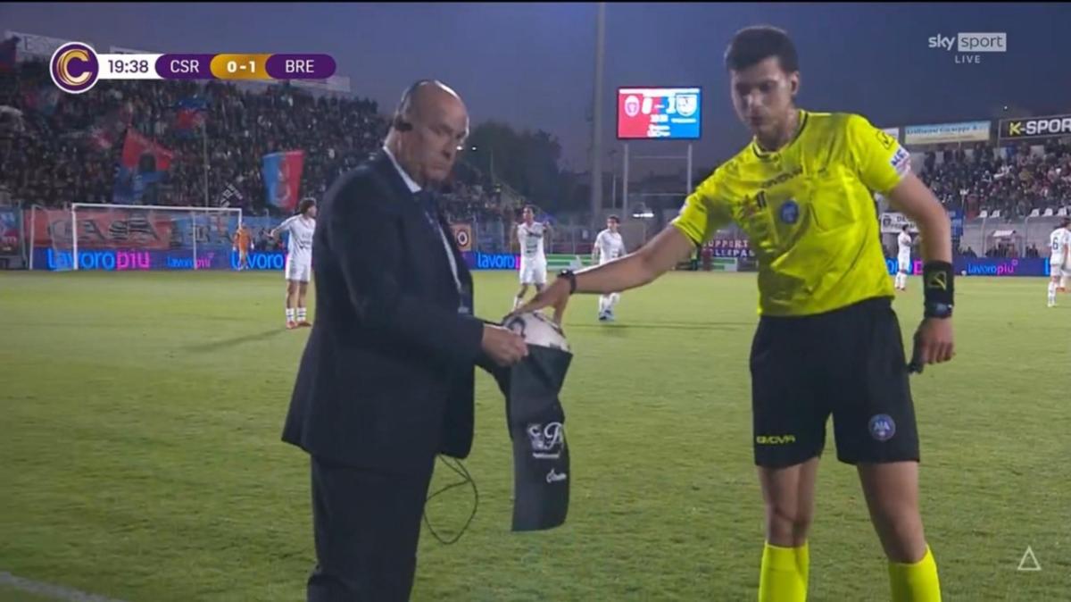 Casarano-Union Brescia: consegnato a bordocampo il pallone del gol di Balestrero per Charitystars e Fondazione Meyer