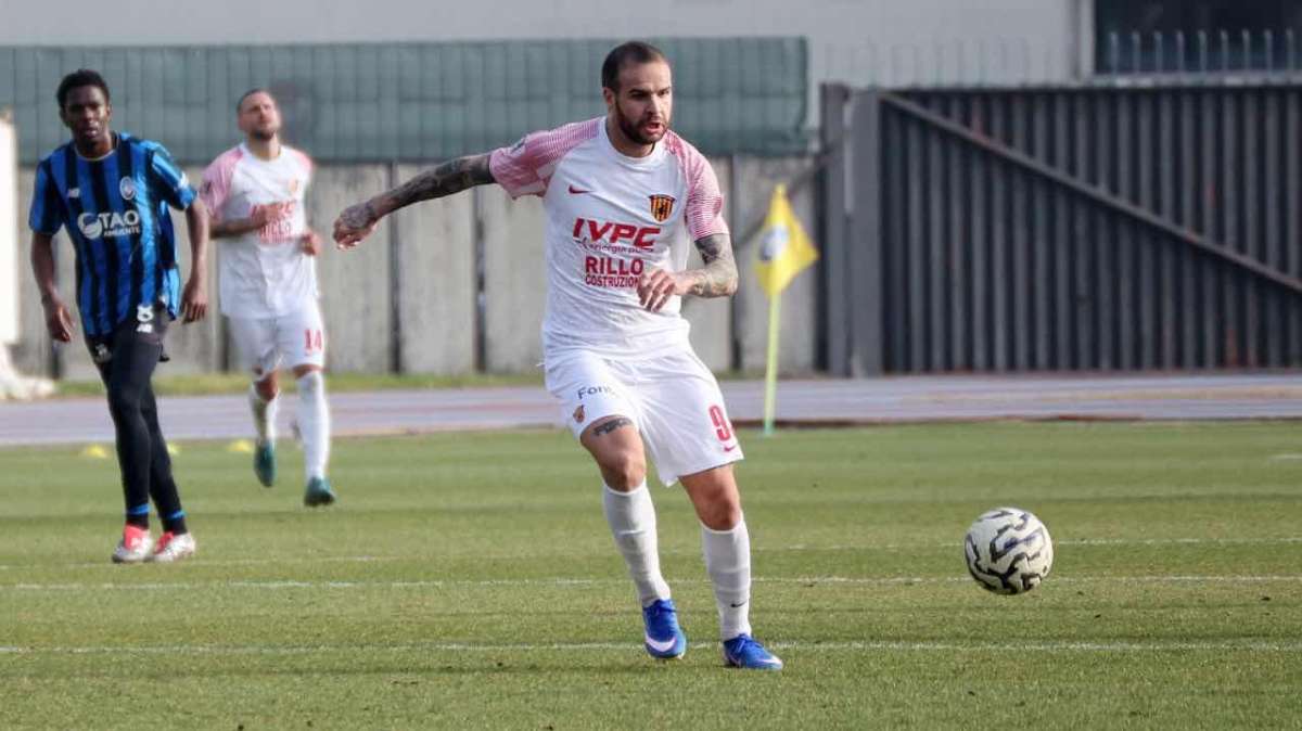 Marco Tumminello in azione con la maglia del Benevento (IMAGO) 