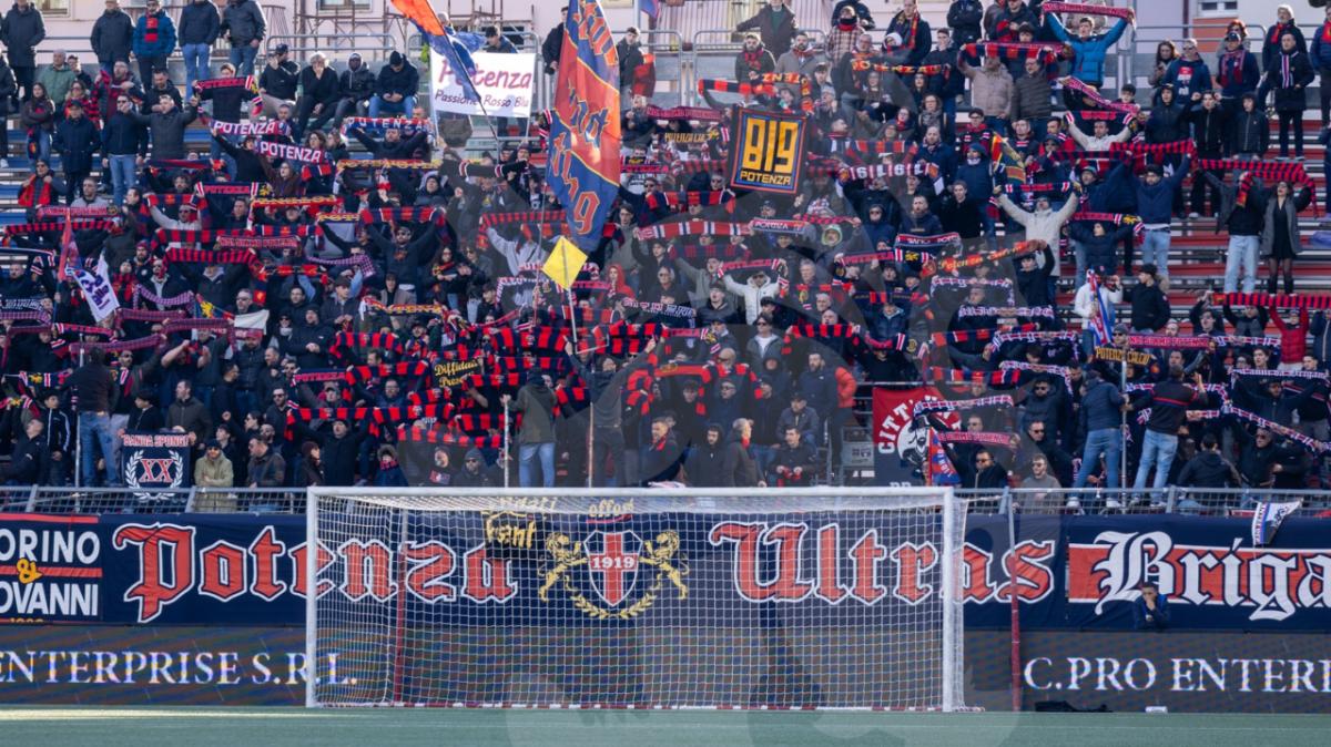 Potenza si prepara alla finale: dalla maglia celebrativa al sold-out del Viviani