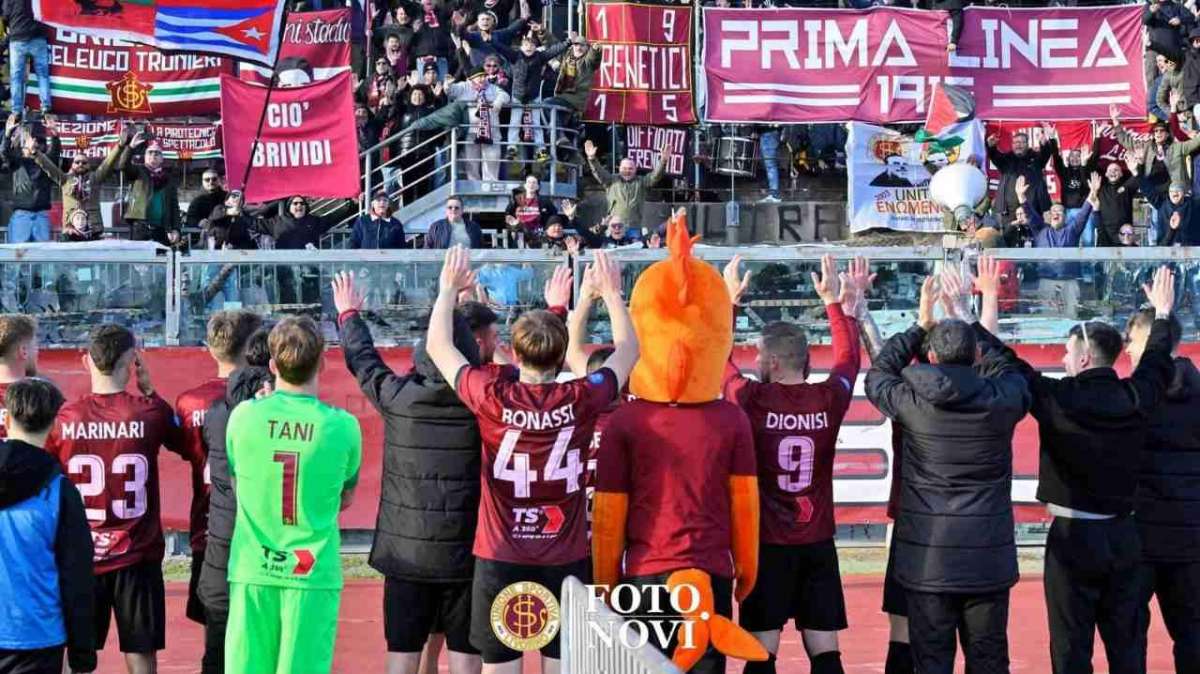 La squadra festeggia con i propri tifosi - credit: US Lucchese - www.lacasadic.com