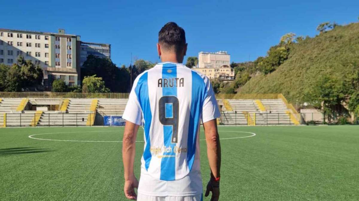 Sossio Aruta di spalle | www.LaCasaDiC.com 