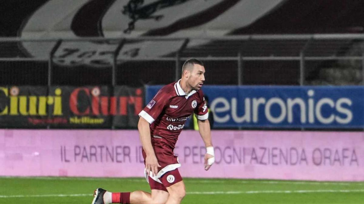 La firma di Artur Ionita: l'ex Serie A decisivo nella promozione dell'Arezzo