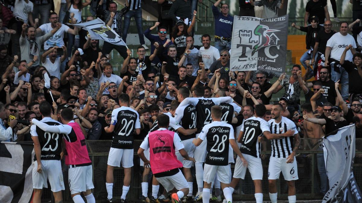 Ascoli, successo in extremis nel derby e vetta a quattro punti: i bianconeri di Tomei ora credono all'impresa