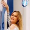 Lazio, Anna Falchi pazza di Sarri: poi lo scatto "per rispetto della tradizione" - FOTO