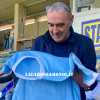 Lazio, Sarri e la maglia celebrativa dello Scudetto '74: l'omaggio al mister