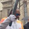 Milano-Cortina, bagno di folla per il tedoforo Snoop Dog - VD