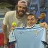 Lazio, Opelka posa con la maglia biancoceleste: lo scatto - FOTO