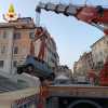 Roma, carambola incredibile: finisce con l'auto sulla scalinata di Trinità dei Monti