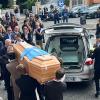 Funerali Focolari, il feretro lascia la Chiesa: sopra una maglia della Lazio - FOTO