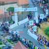 Tour de France shock, tifosi in piedi sulle lapidi per vedere i ciclisti