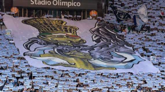 LA PARTITA DEI TIFOSI - La Lazio esce tra gli applausi dei suoi tifosi - FOTO