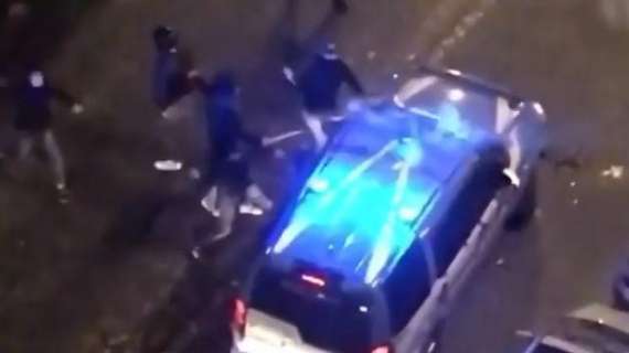 Covid / Lockdown? Caos a Napoli: polizia e carabinieri assediati - VIDEO