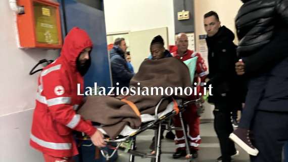 Lazio, Noslin esce in barella: controlli e condizioni nel dettaglio - FOTO