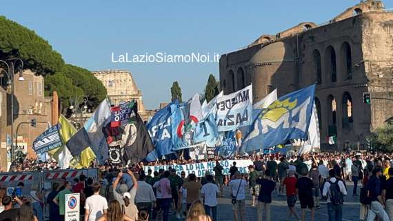 Lazio, la protesta dei tifosi prosegue in Europa e non solo: tutti gli striscioni - FOTO